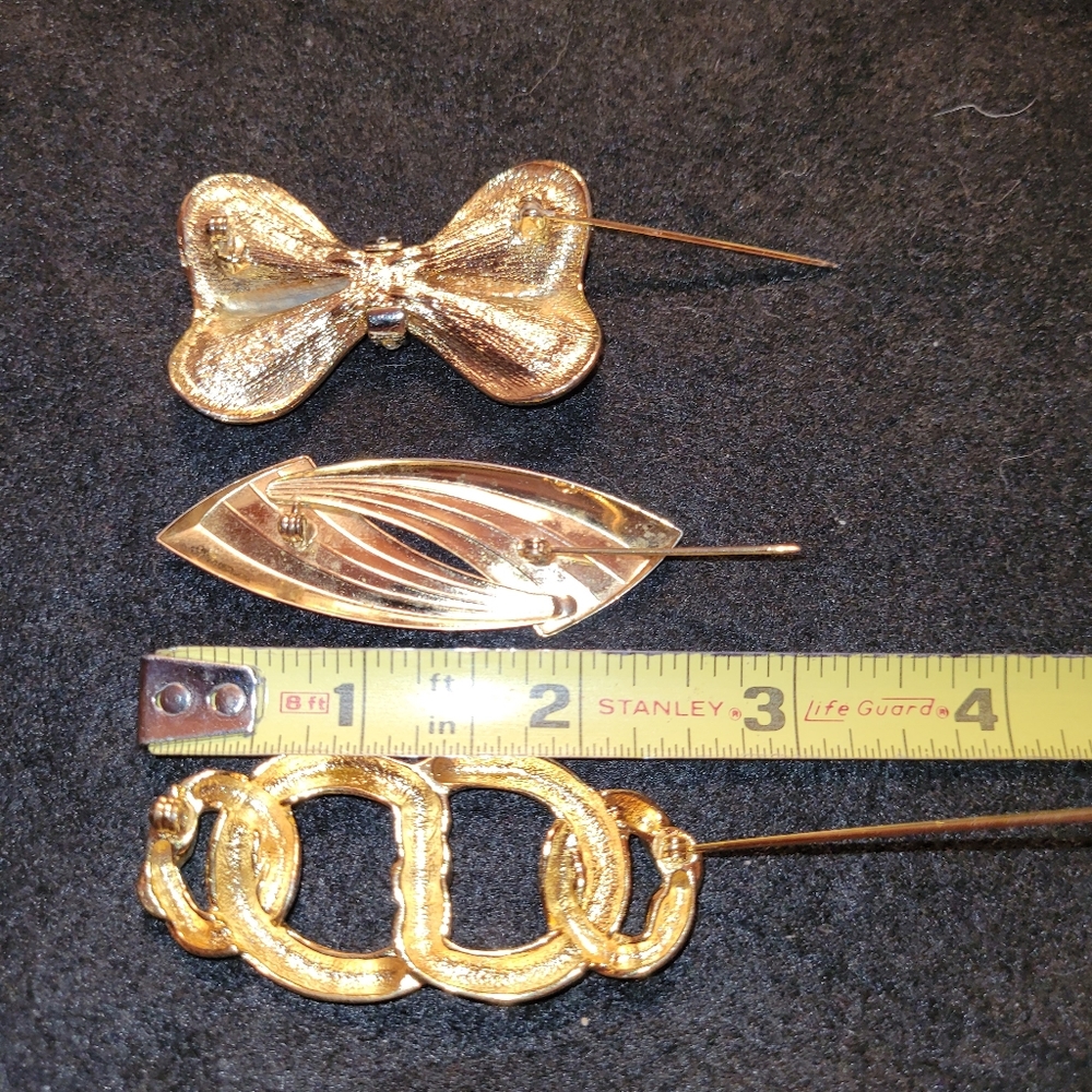 Vintage Lot Brooches:Brushed Gold-tone Bow with Crystals, Love Knot, Retro Swirl - Picture 9 of 10